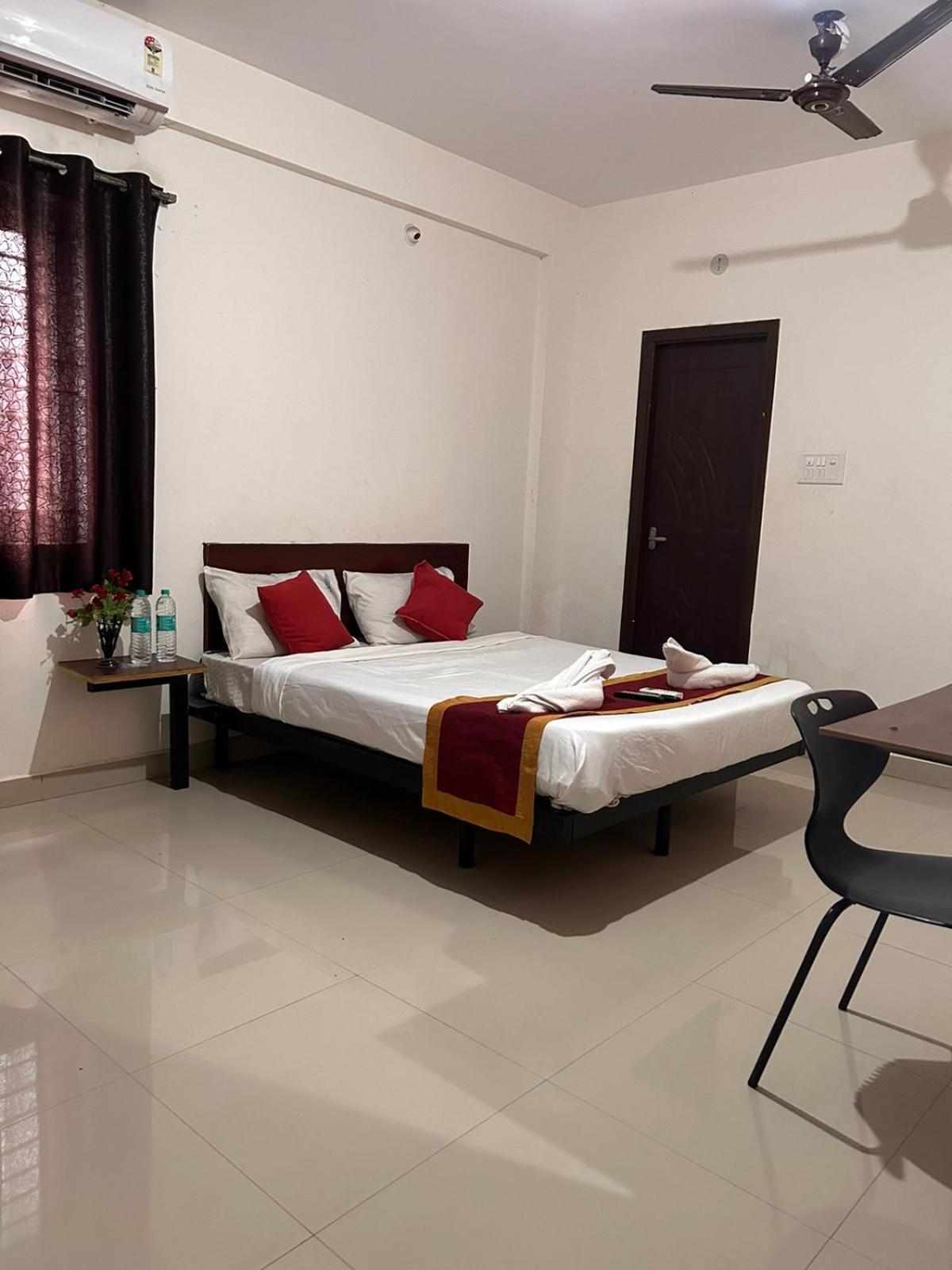 Hotel Prakrathi Residency Бангалор Экстерьер фото